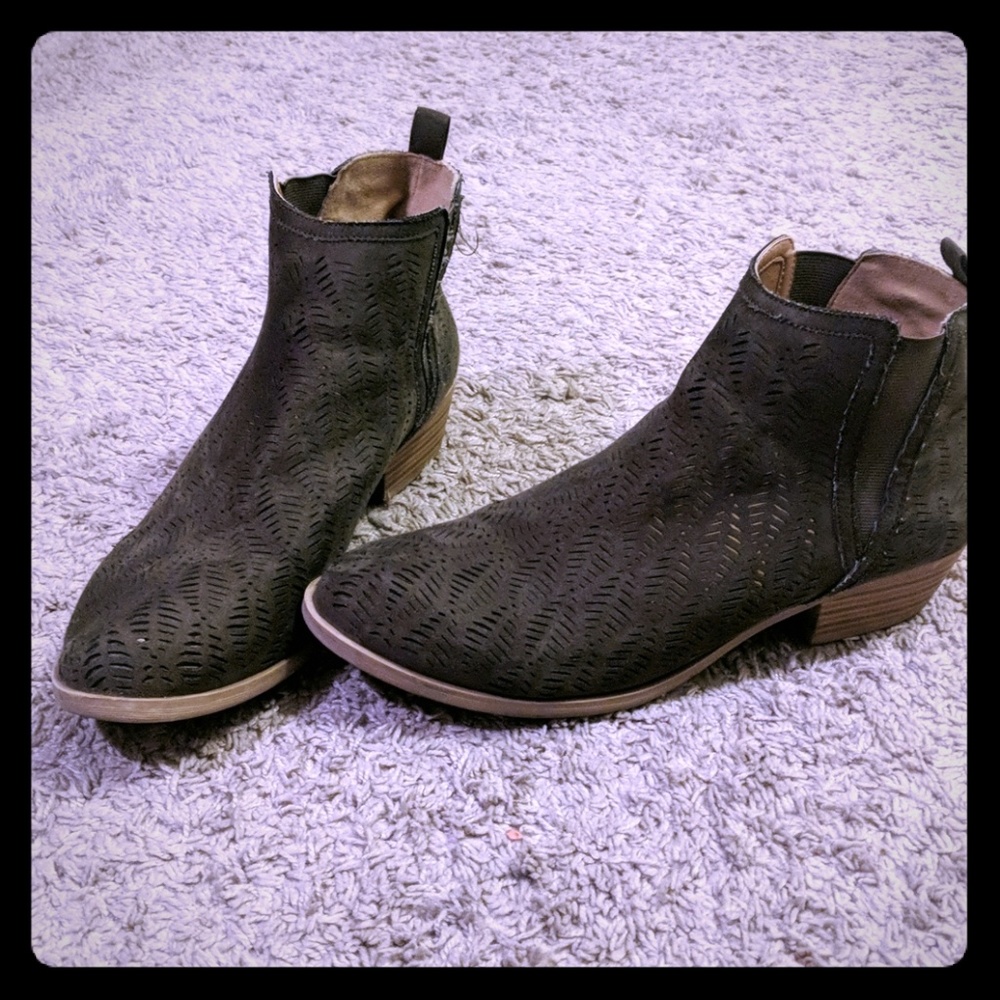 Leaf Patterned Boots